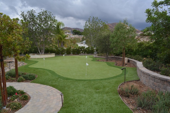 Las Vegas Synthetic grass golf green in a landscaped backyard