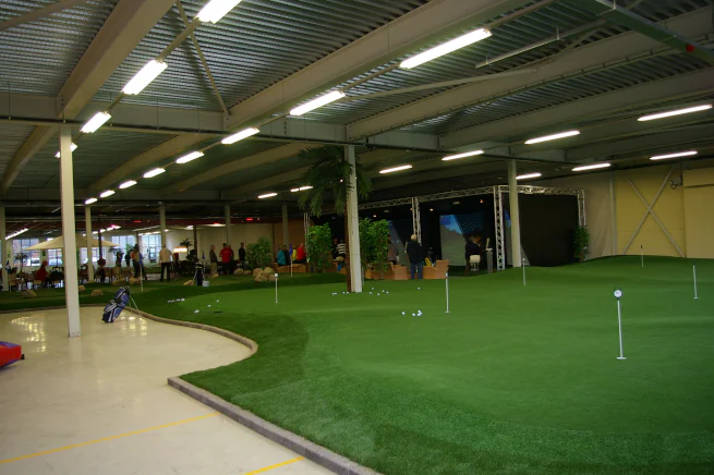 Las Vegas Indoor putting green in open commercial space