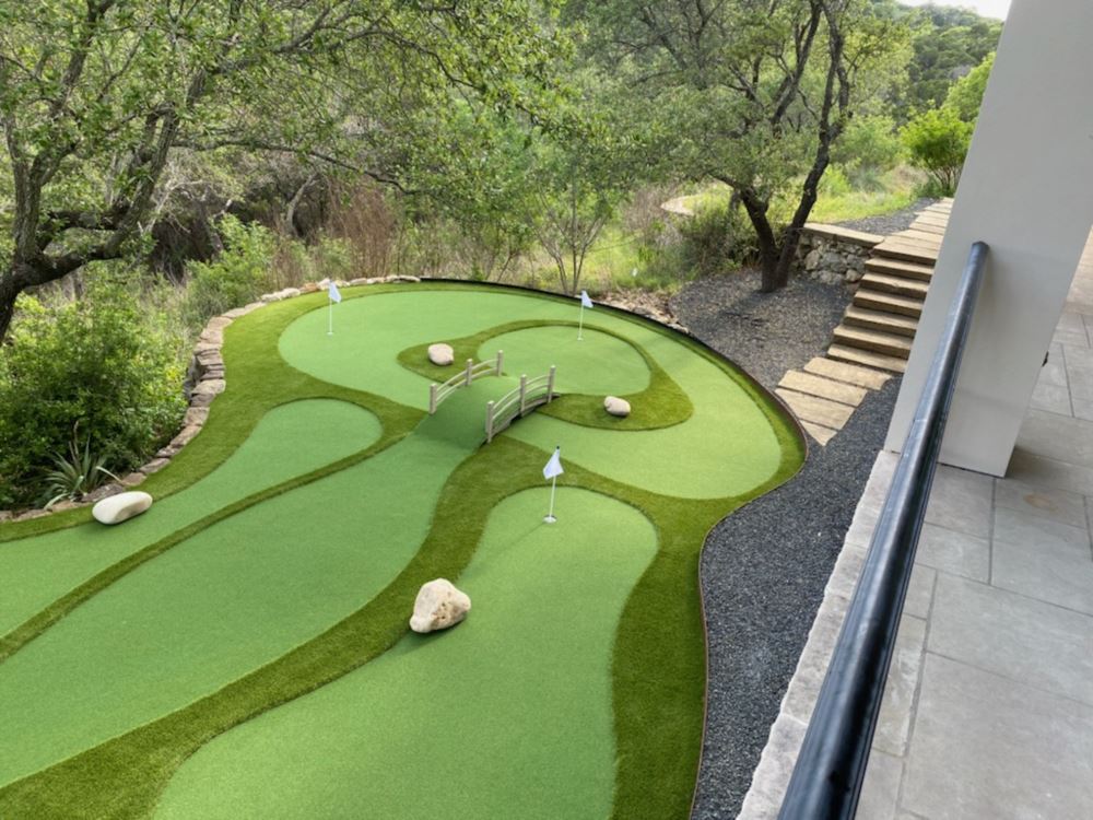 Use creative obstacles for your Las Vegas mini golf course