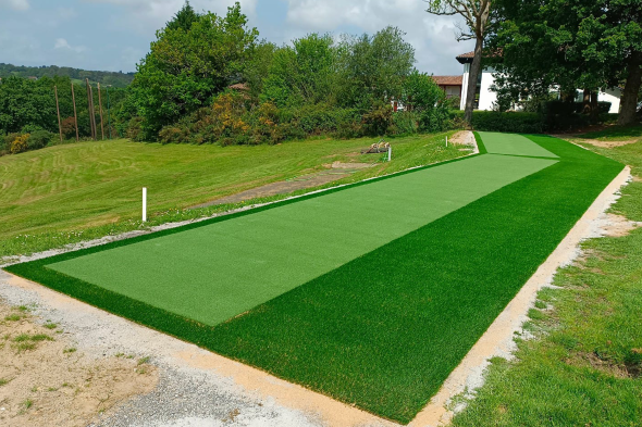 Las Vegas Outdoor tee line consisting of one continuous green synthetic grass strip surrounded by trees