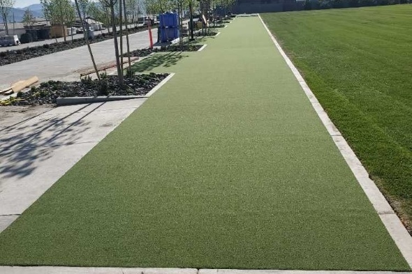 Las Vegas Outdoor tee line consisting of one continuous green synthetic grass strip surrounded by trees